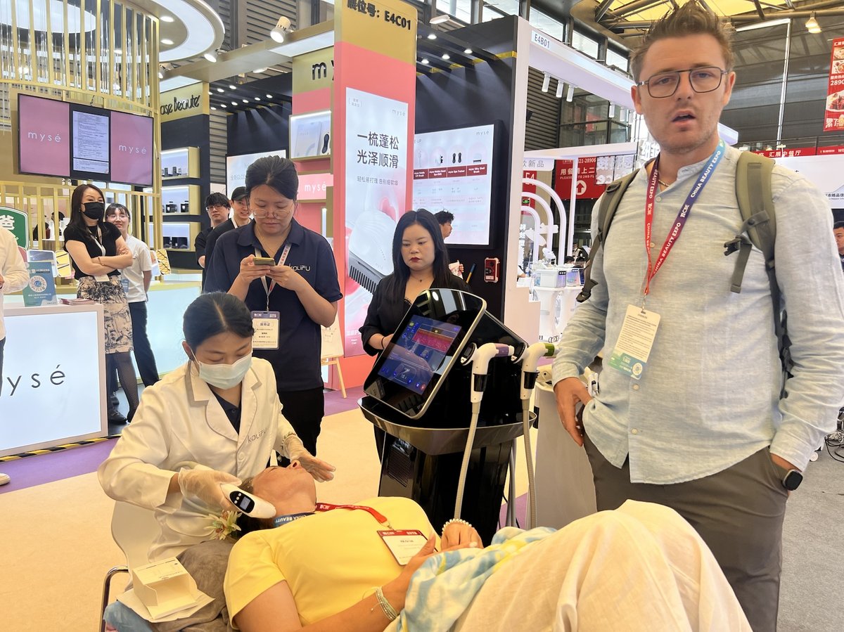 International visitor experiencing KOLIFU device in Shanghai